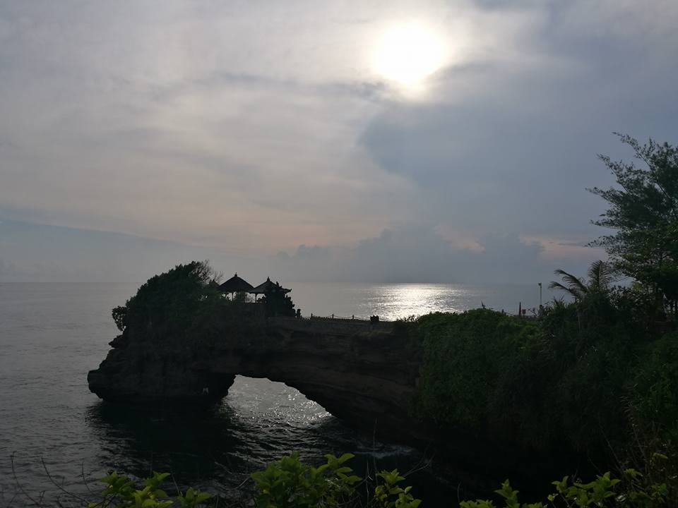 Read more about the article バリ島｜タナロット寺院は空と海に浮かぶ寺院